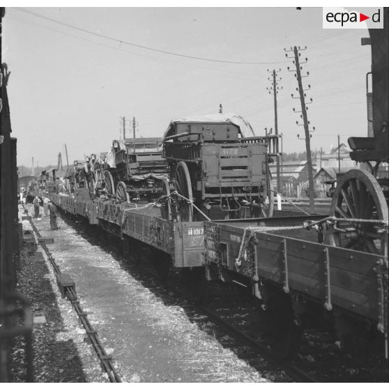 [Mobilisation : train d'artillerie transportant voitures hippomobiles en gare de Noisy-le-Sec. 11 septembre 1939.]