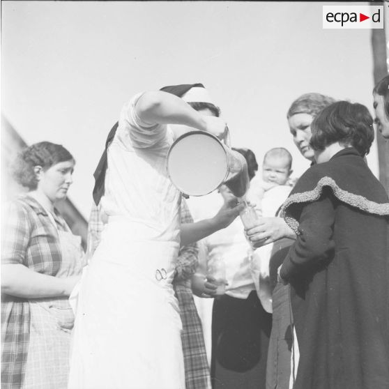 [Gare de Noisy-le-Sec. Train de réfugiés de Metz. Distribution de lait aux enfants. 11 septembre 1939.]