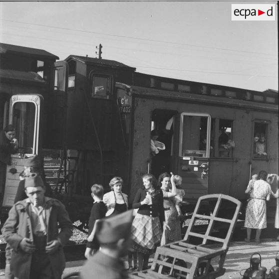 [Gare de Noisy-le-Sec. Train de réfugiés de Metz. Distribution de lait aux enfants. 11 septembre 1939.]