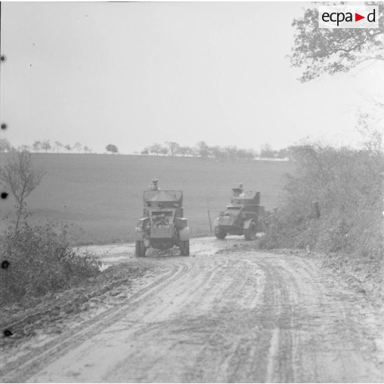 [Automitrailleuses AMD Laffly 50 partant en reconnaissance dans le secteur de la 3e armée. Moselle, septembre-octobre 1939.]