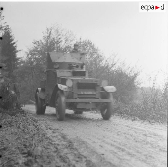 [Automitrailleuse AMD Laffly 50 avec canon de 37 mm SA modèle 1916. Moselle, septembre-octobre 1939.]