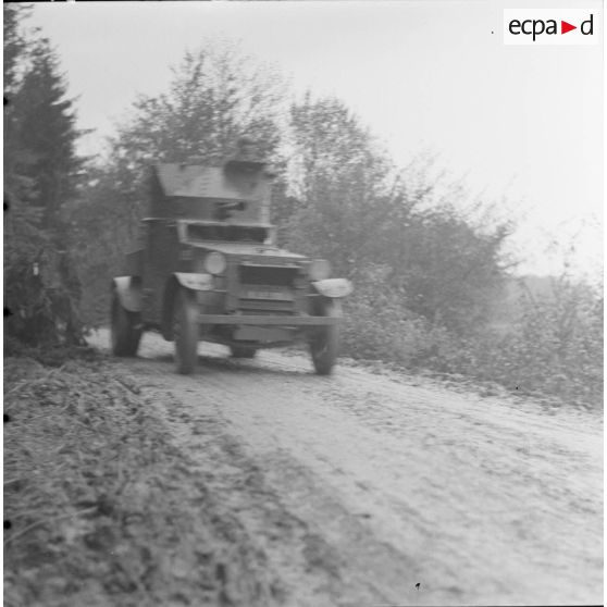 [Automitrailleuse AMD Laffly 50 avec canon de 37 mm SA modèle 1916. Moselle, septembre-octobre 1939.]