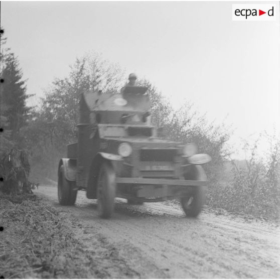 [Automitrailleuse AMD Laffly 50 avec canon de 37 mm SA modèle 1916. Moselle, septembre-octobre 1939.]