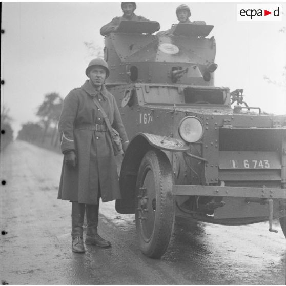 [Le lieutenant Norbert Vincent pose devant une automitrailleuse AMD Laffly 50 avec canon de 37 mm SA modèle 1916. Moselle, septembre-octobre 1939.]