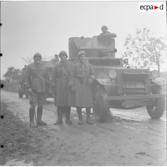 [Photographie de groupes du capitaine Trevelot et du lieutenant Norbert Vincent posant aux côtés d'un sous-officier d'une unité d'automitrailleuse de reconnaissance AMD Laffy 50. Moselle, septembre-octobre 1939.]