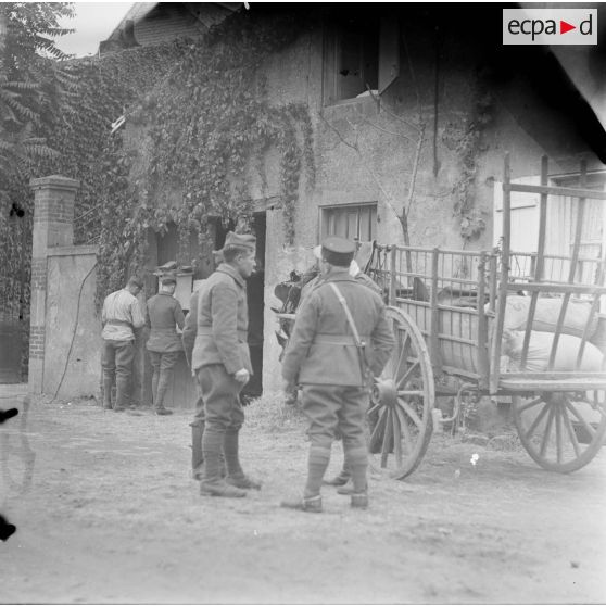 [Soldats dans une cour de ferme. Moselle. Octobre 1939.]