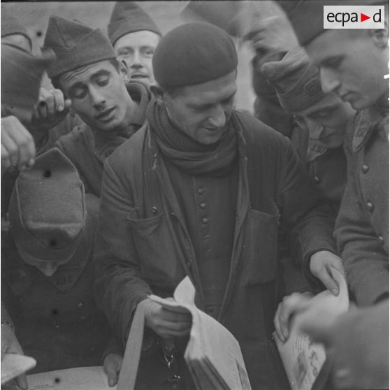 [Abbé vendant des journaux à des soldats, ferme Moncillon, Moselle. 26 octobre 1939.]