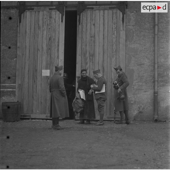 [Abbé vendant des journaux à des soldats, ferme Moncillon, Moselle. 26 octobre 1939.]