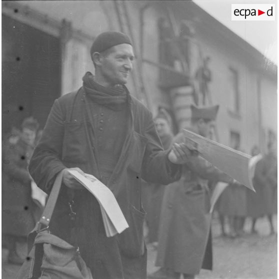 [Abbé vendant des journaux à des soldats, ferme Moncillon, Moselle. 26 octobre 1939.]