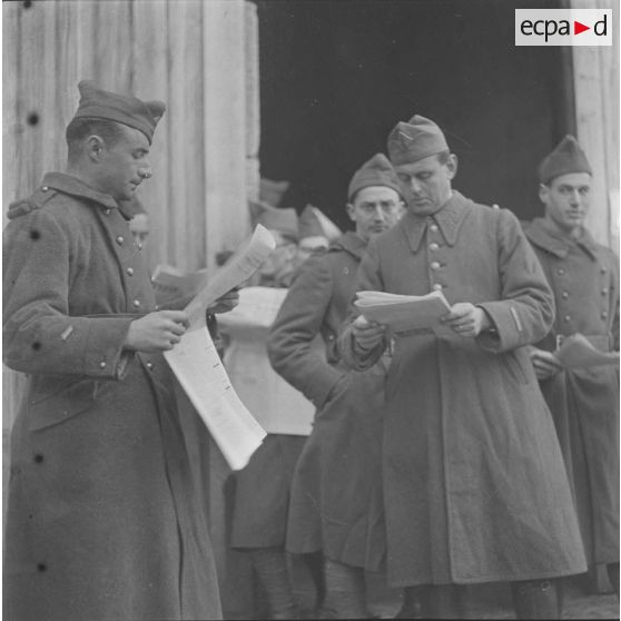 [Abbé vendant des journaux à des soldats, ferme Moncillon, Moselle. 26 octobre 1939.]