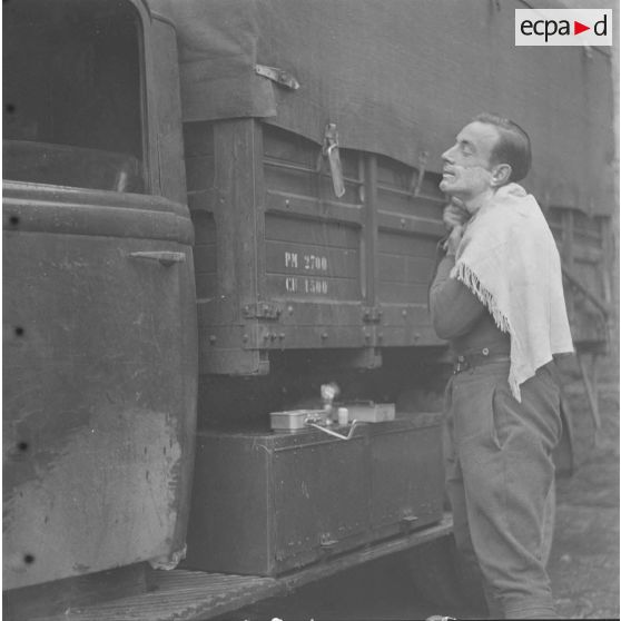 [Un conducteur de véhicule se rase, ferme Moncillon, Moselle. 26 octobre 1939.]