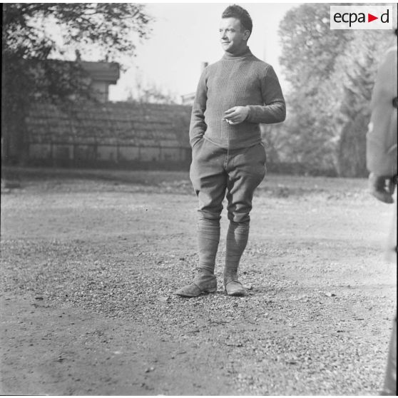 [Portrait en pied d'un soldat de la section topographique d'une division d'infanterie, Remilly (Moselle), 26 octobre 1939.]