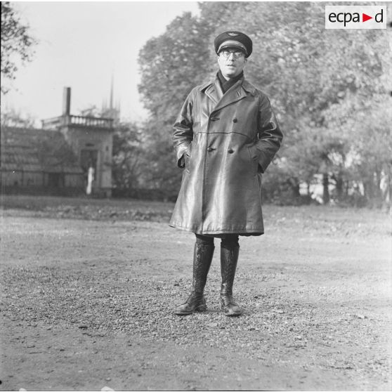 [Portrait en pied d'un aviateur officier subalterne de la section topographique d'une division d'infanterie, Remilly (Moselle), 26 octobre 1939.]