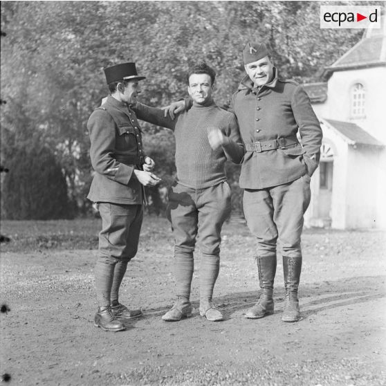 [Personnels de la section topographique d'une division d'infanterie, Remilly (Moselle), 26 octobre 1939. A gauche, le MDL André Bauduin opérateur du SCA]