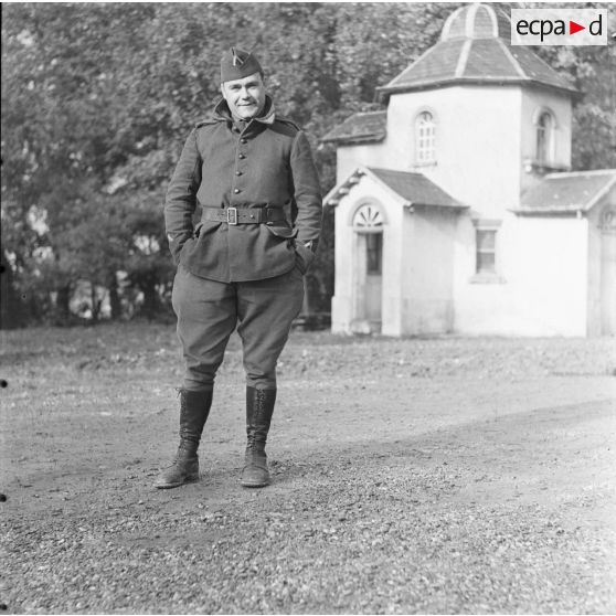 [Portrait d'un personnel de la section topographique d'une division d'infanterie, Remilly (Moselle), 26 octobre 1939.]