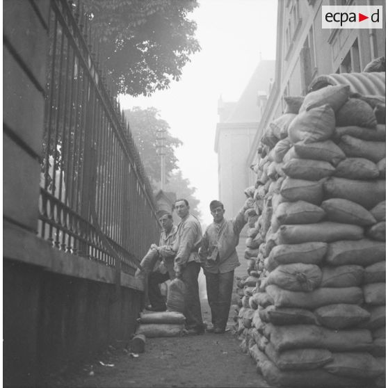 [Membres du SCA (service cinématographique de l'armée) disposant des sacs de sable, Moulins-lès-Metz (Moselle), Septembre 1939.]