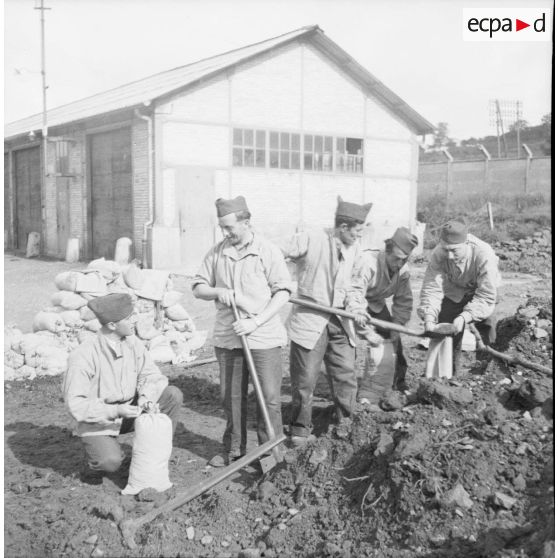 [Membres du SCA (service cinématographique de l'armée) disposant des sacs de sable, Moulins-lès-Metz (Moselle), Septembre 1939.]