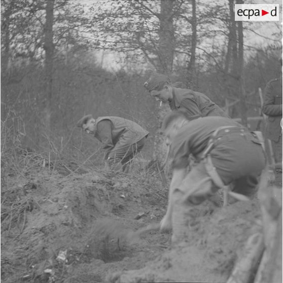 [Les soldats Albert  Tiquet et [Jo] du SCA (service cinématographique de l'armée) participent à des travaux de terrassement à Saint-François-Lacroix, Moselle. Octobre 1939.]