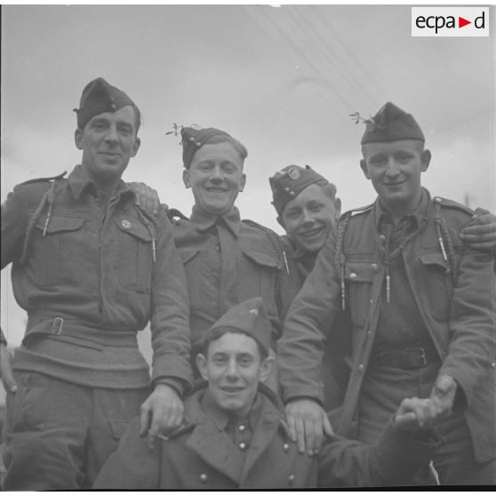 [Soldats du cantonement anglais de Kedange posant avec le maréchal des logis André Bauduin, s.d.]