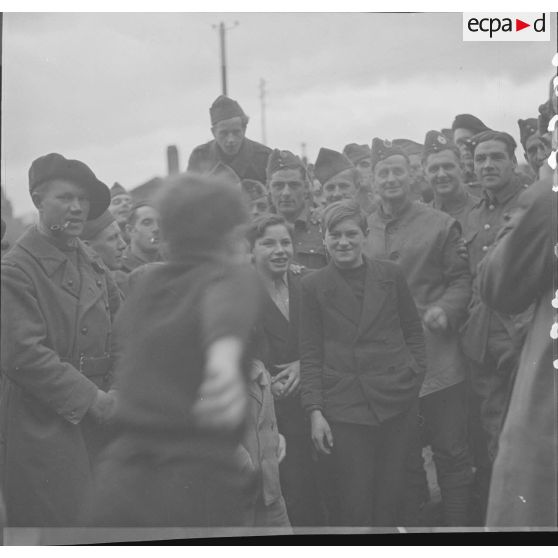 [Enfants posant avec les militaires anglais du cantonnement de Kedange (Moselle), s.d.]