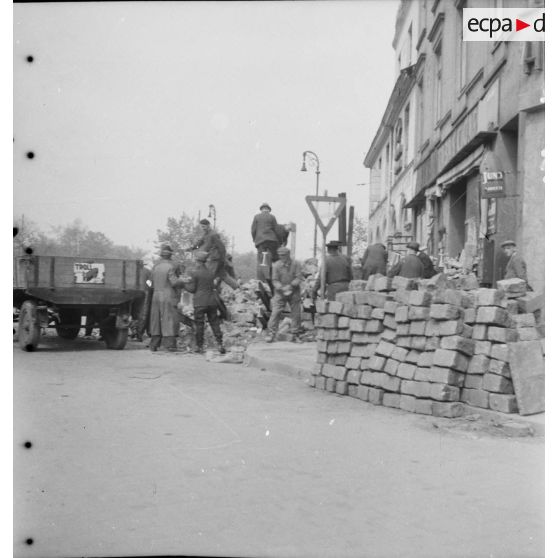 [Déblaiement de ruines à Hambourg, s.d.]