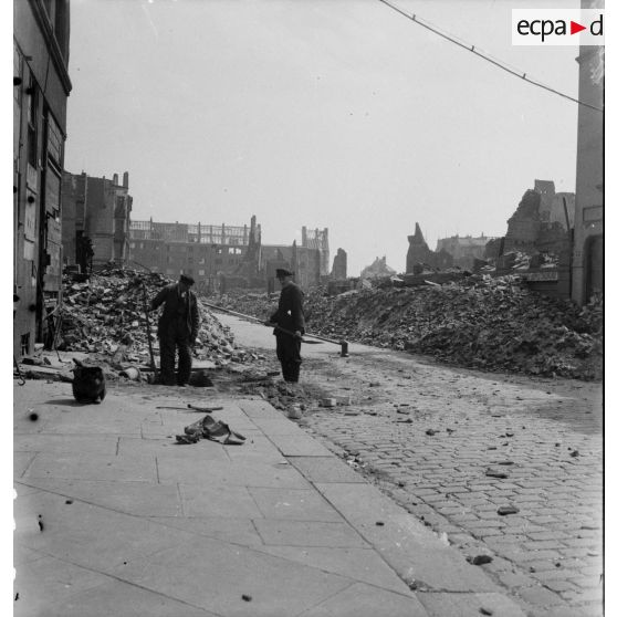 [Deux ouvriers dans Hambourg en ruine, s.d.]