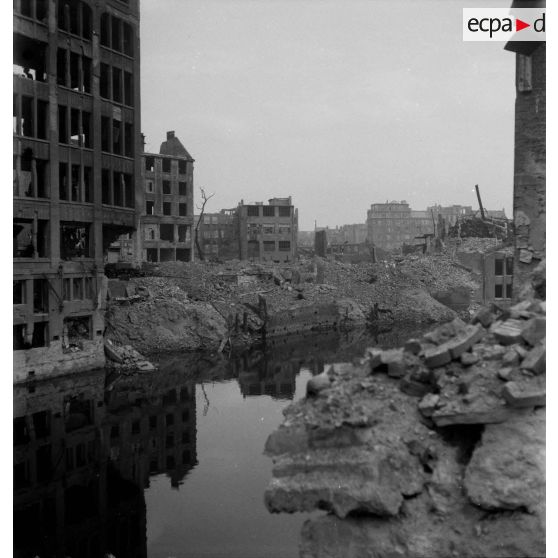 [Vue d'Hambourg en ruine, s.d.]