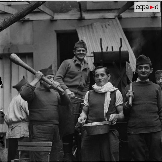 [Photographie de groupe de cuisiniers (151e RI ?)]