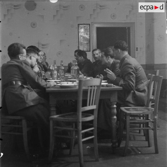 [Dîner au mess des sous-officiers de la caserne Serret à Moulins-les-Metz, 1939.]