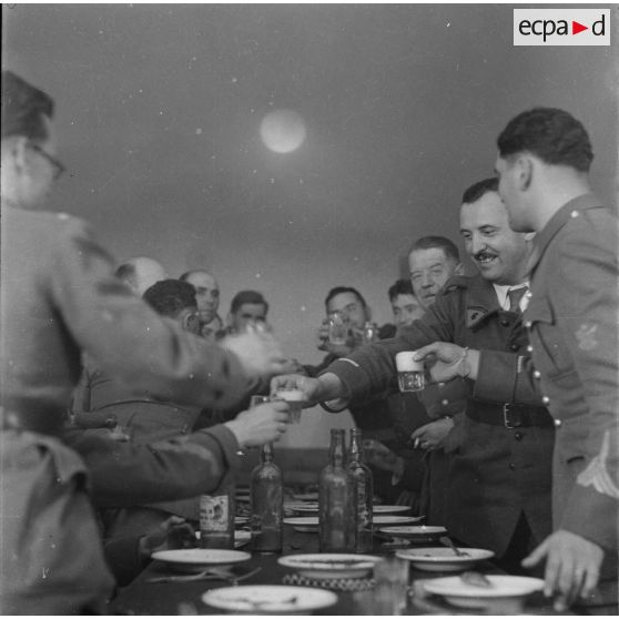 [Dîner au mess des sous-officiers de la caserne Serret à Moulins-les-Metz, 1939.]