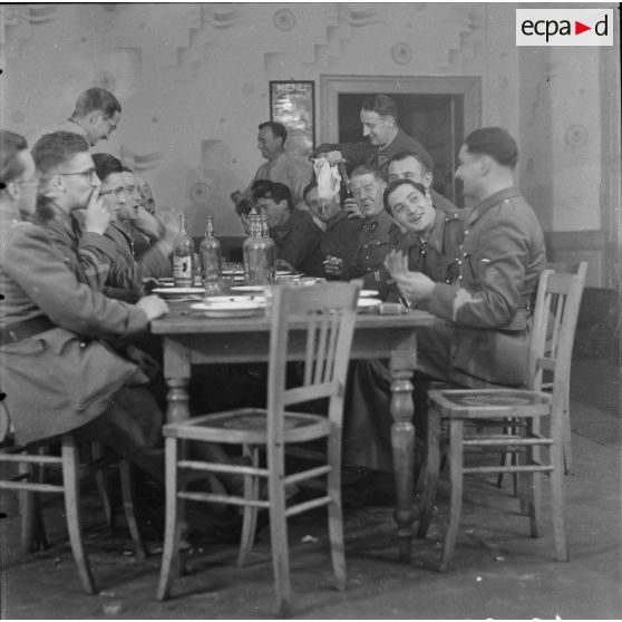 [Dîner au mess des sous-officiers de la caserne Serret à Moulins-les-Metz, 1939.]