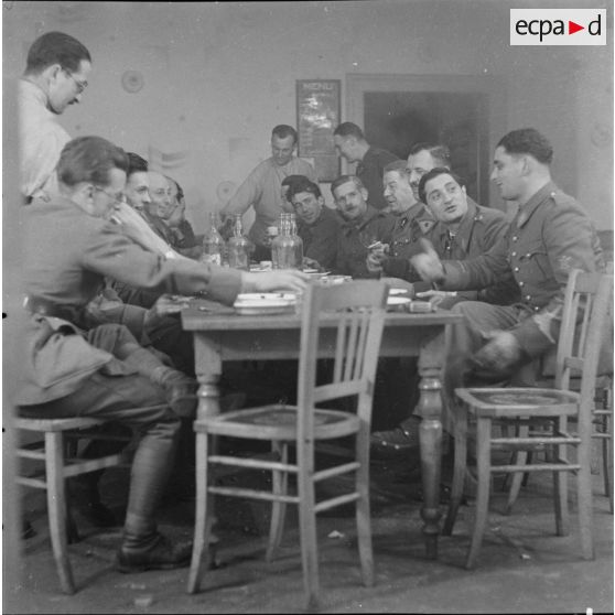 [Dîner au mess des sous-officiers de la caserne Serret à Moulins-les-Metz, 1939.]