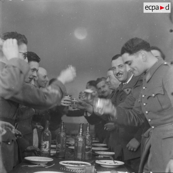 [Dîner au mess des sous-officiers de la caserne Serret à Moulins-les-Metz, 1939.]