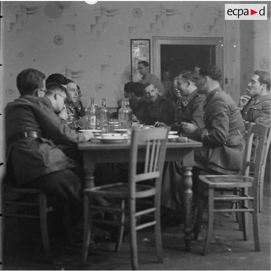 [Dîner au mess des sous-officiers de la caserne Serret à Moulins-les-Metz, 1939.]