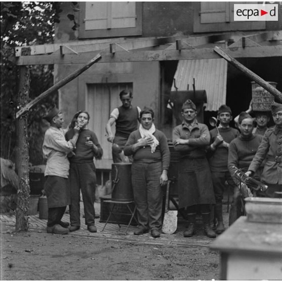 [Photographie de groupe de cuisiniers (151e RI ?).]