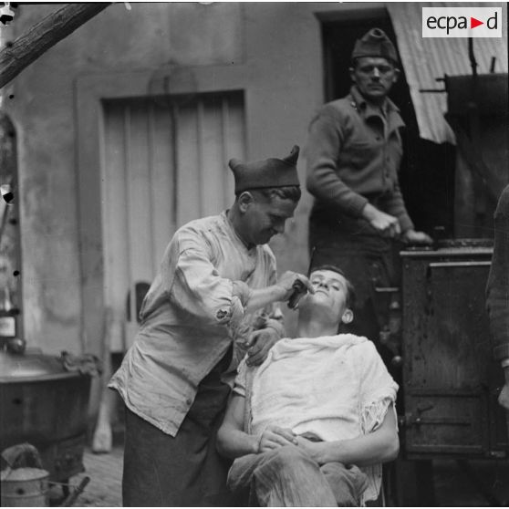 [Photographie de groupe de cuisiniers (151e RI ?), séance de rasage.]