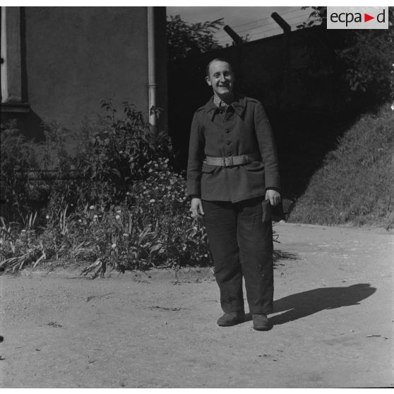 [Portrait en pied du soldat Langlois, cuisinier au mess des sous-officiers d'une unité.]