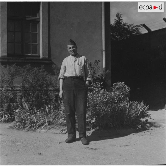 [Portrait en pied d'un soldat cuisinier au mess des sous-officiers d'une unité.]