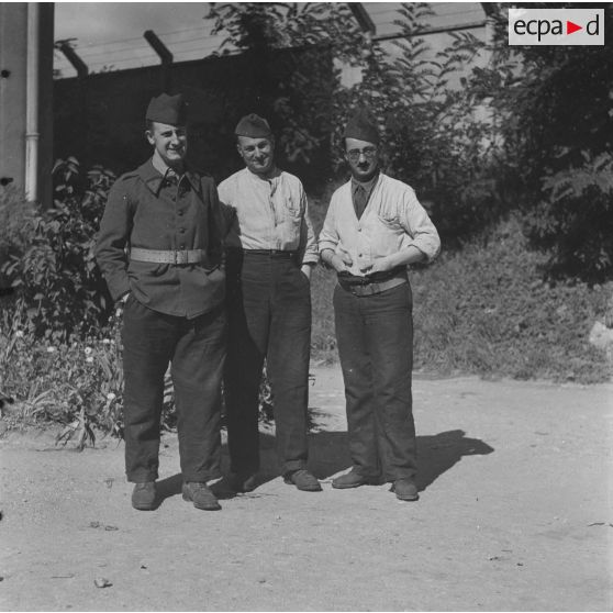 [Portrait en pied des cuisiniers au mess des sous-officiers d'une unité.]