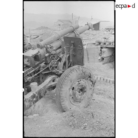 Pièce d'artillerie Howitzer de 105 mm endommagée par les tirs Viêt-minh sur l'un des points d'appui du camp retranché de Diên Biên Phu.