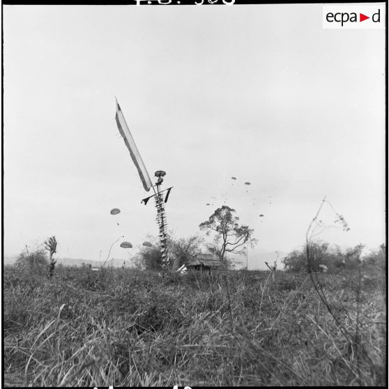 Le 6e BPC (bataillon de parachutistes coloniaux) est parachuté en renfort au dessus de la DZ (dropping zone) du centre de résistance Isabelle, au sud du camp retranché de Diên Biên Phu.