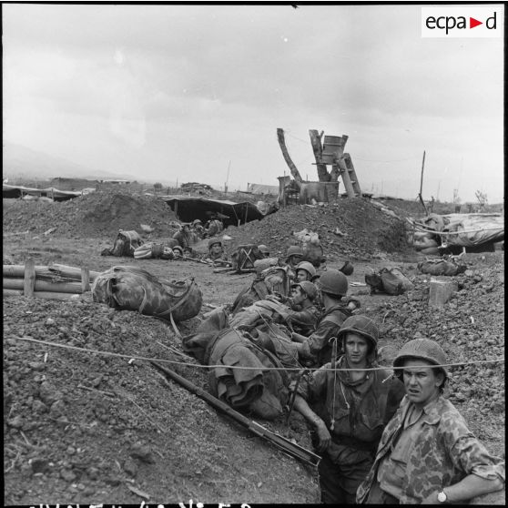 Des hommes du 6e bataillon de parachutistes coloniaux (BPC) attendent à l'abri dans les tranchées de Diên Biên Phu avant d'aller occuper de nouvelles positions.