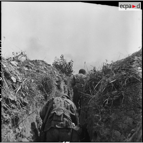 Progression de soldats dans une tranchée lors d'une contre-attaque au sud de Diên Biên Phu.