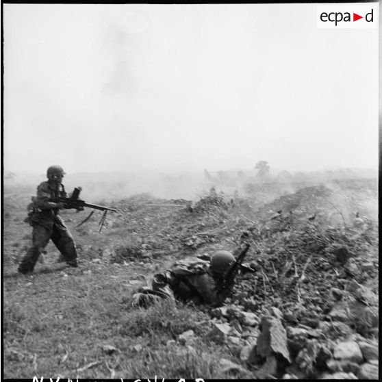 Contre-attaque menée par des éléments d'infanterie sur une position Viêt-minh au sud de Diên Biên Phu.