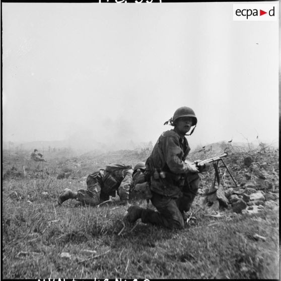 Contre-attaque menée par des éléments d'infanterie sur une position Viêt-minh au sud de Diên Biên Phu.