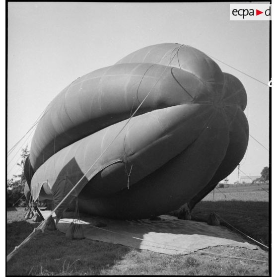 Un ballon de protection est photographié gonflé au sol de trois quarts avant.