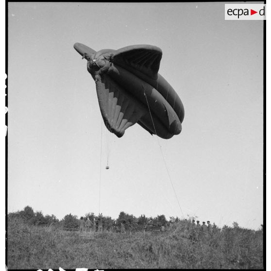 Un ballon de protection est photographié en contre-plongée en plan général et de trois quarts dos.