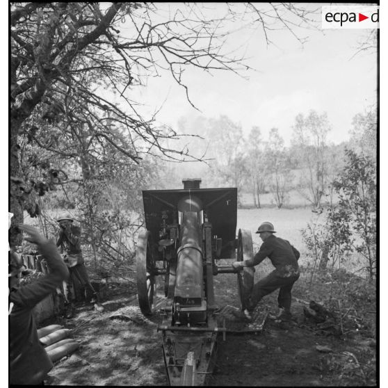 Tir d'une pièce de 155 mm court M1915/17 du 243e RA de la 6e DI.