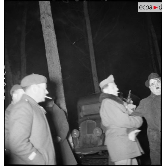 De nuit, photographie de groupe d'officiers de la 2e armée.