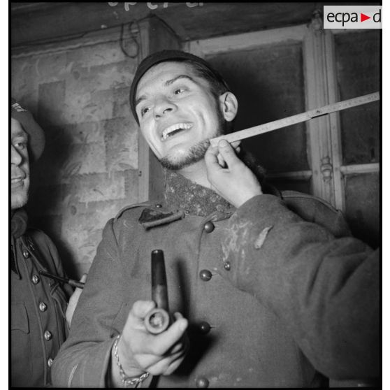 Portrait d'un soldat dans un baraquement de la 2e armée.